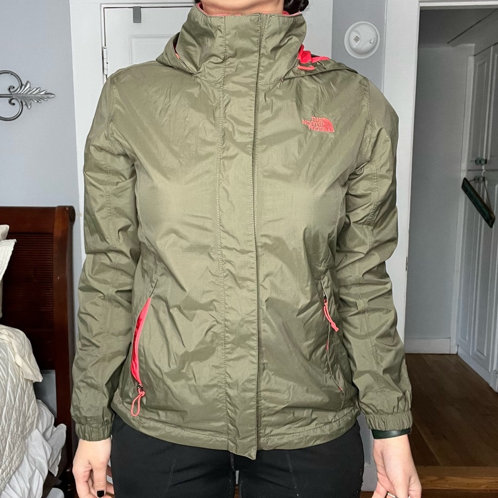OLIVE GREEN NORTH FACE RAIN JACKET SIZE MEDIUM IN EXCELLENT CONDITION